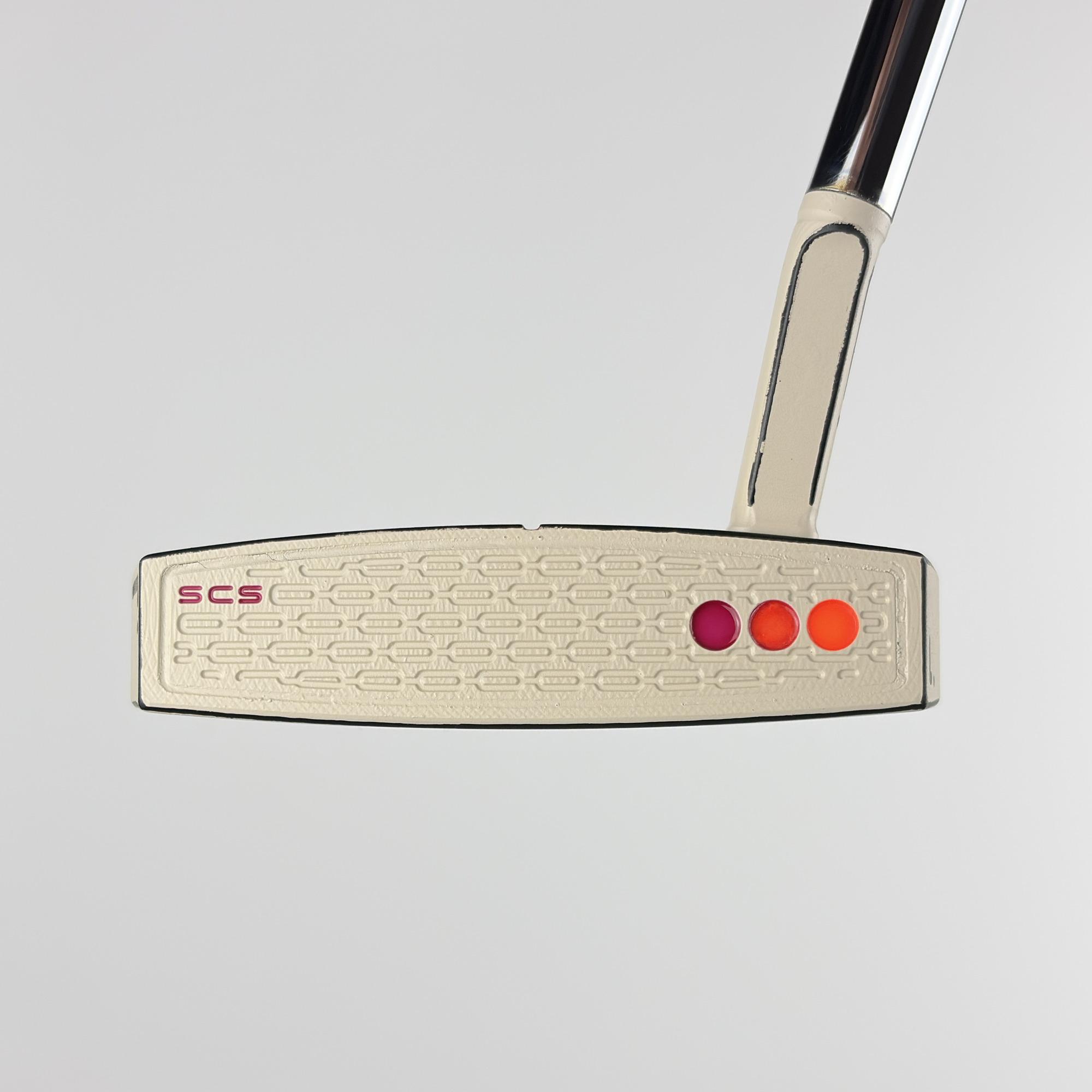 Face of the custom painted Phantom 7.5, the sand Studio Carbon Steel insert with chain-link milling and coral and black sight dots.
