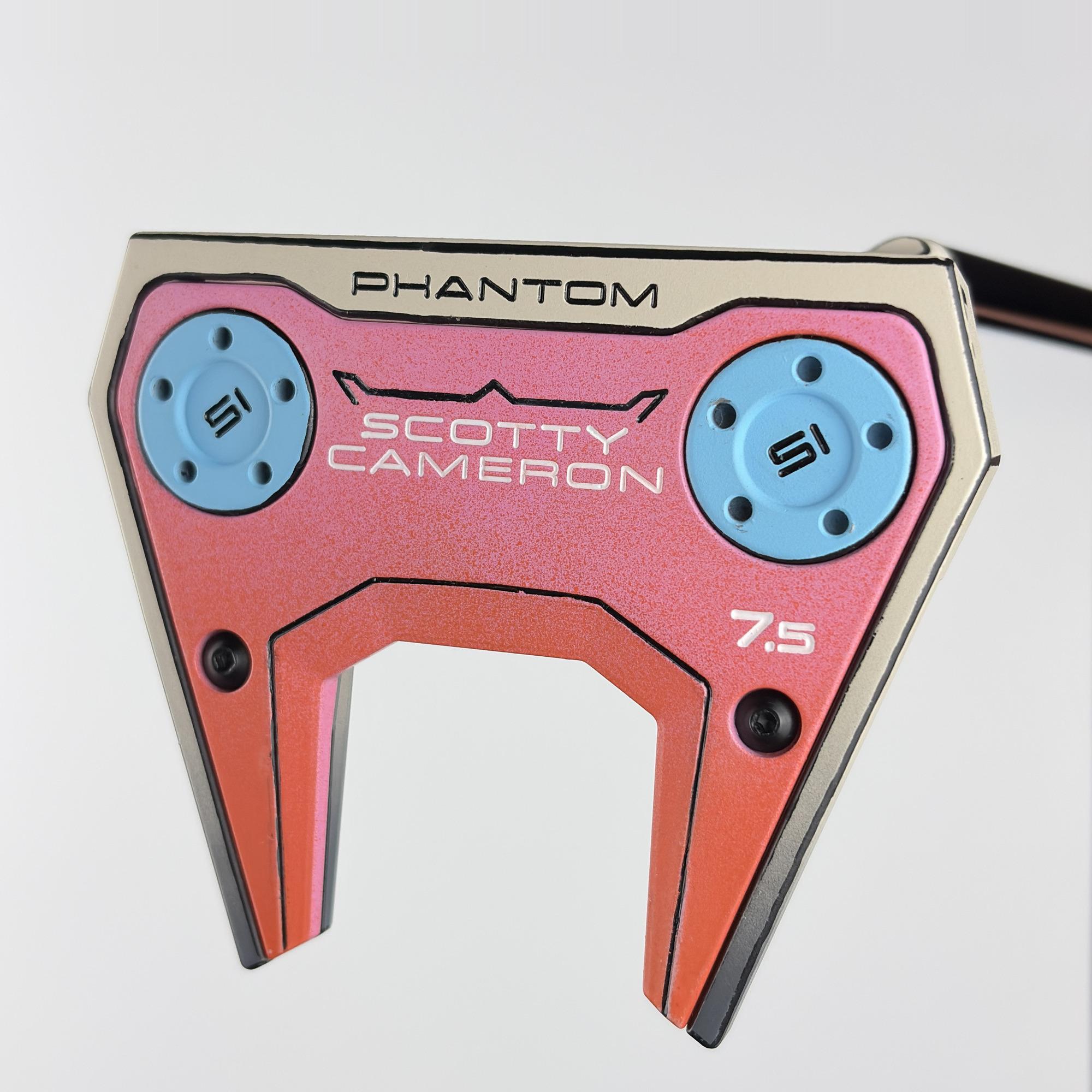 Sole of the custom painted Scotty Cameron Phantom 7.5, sand fading to coral with sky blue weights and black cel-shaded linework, stamped Phantom, Scotty Cameron and 7.5.