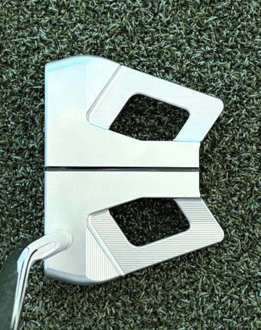 Hand-finished Scotty Cameron Phantom mallet with twin cut-out wings.